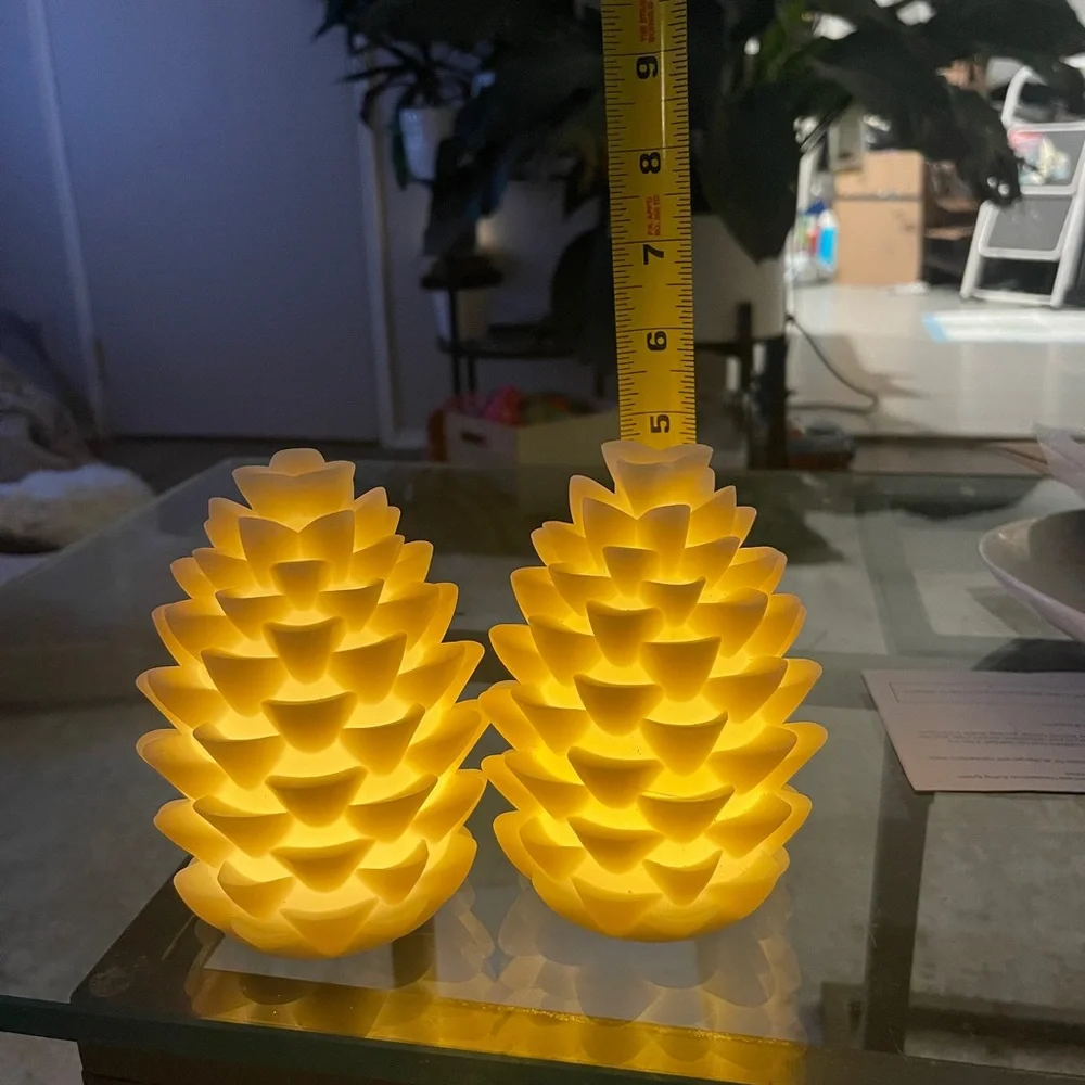 Pair of lighted pine cones - Picture 3 of 3